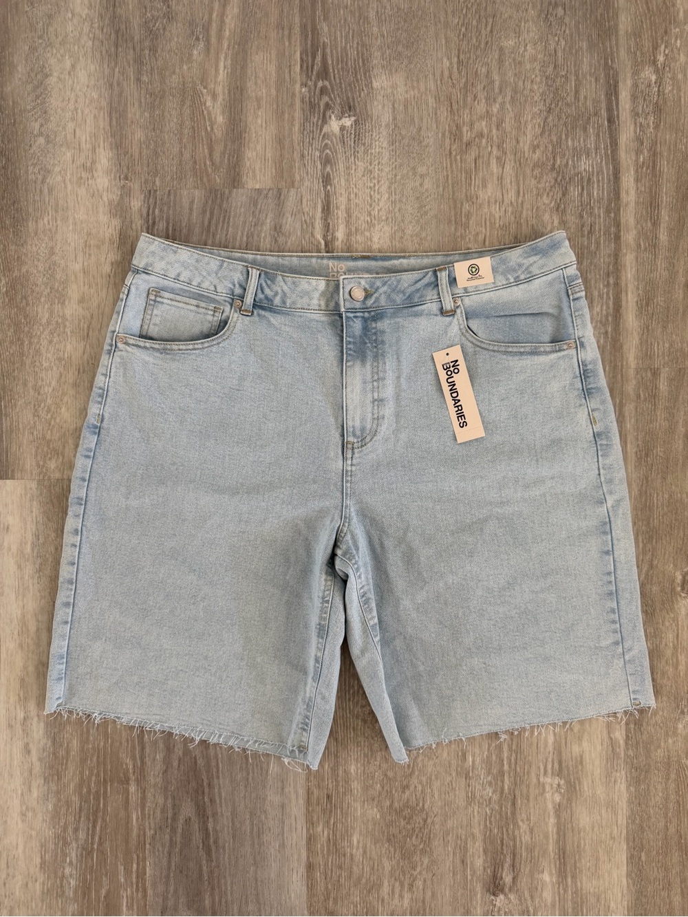NWT No Boundaries Light Wash Denim Fray Bermuda Shorts, Size 18, 10" Inseam